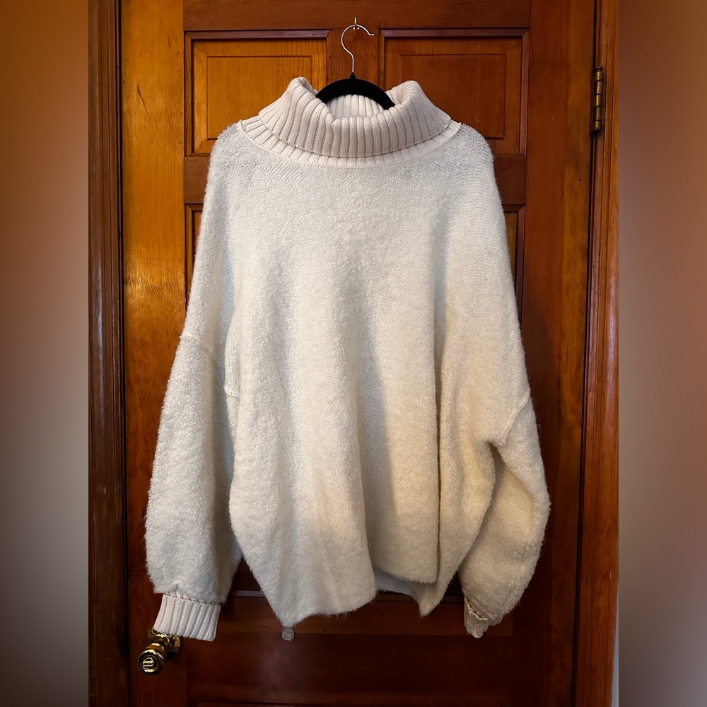FREE PEOPLE WHITE OVERSIZED SWEATER